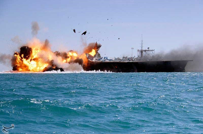 لحظه برخورد قایق بی‌سرنشین و انتحاری سپاه به مدل ناو آمریکایی
