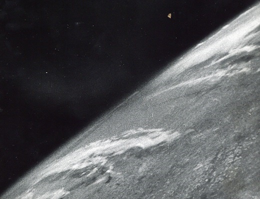 نخستین عکس فضایی از زمین