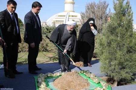 غرس نهال دوستی در پارک استقلال عشق‌آباد از سوی دکتر روحانی
