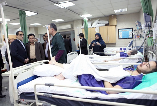 عیادت نوروزانه وزیر بهداشت در آخرین روز سال از بیماران