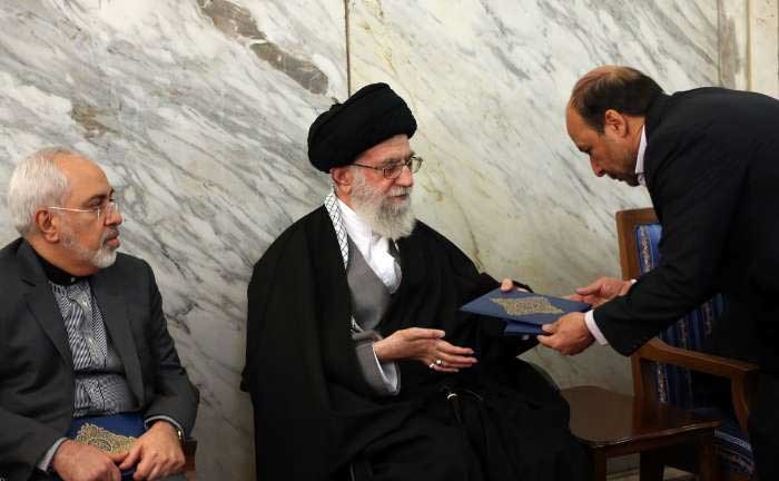 تصاویر حضور رهبر معظم انقلاب در مراسم ترحیم مادر رئیس جمهور