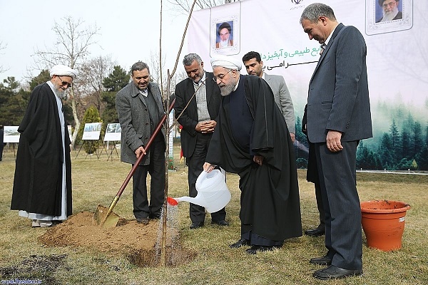 نهال کاری دکتر روحانی/ رئیس جمهور: می توانیم با برنامه ریزی دولتی و مردمی آب و هوای سالم داشته باشیم
