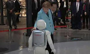 دیدار صدر اعظم آلمان با ربات انسان‌نما
