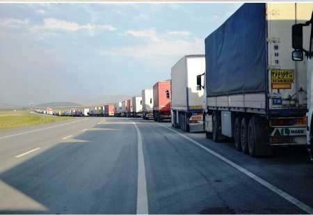 صف 20 کیلومتری کامیون های ایرانی در مرز بازرگان