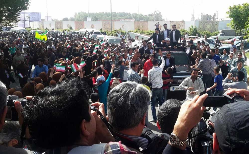 تصاویر استقبال باشکوه شیرازی‌ها از دکتر روحانی در شاهچراغ