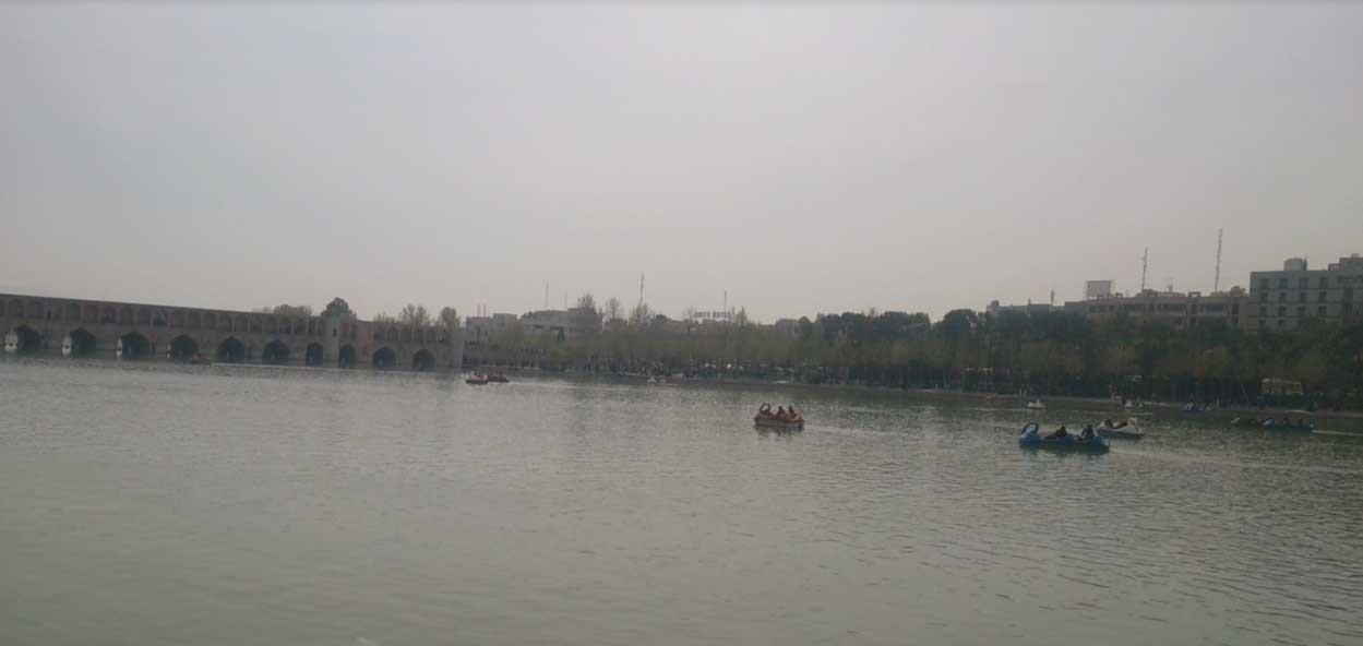 قایقرانی مسافران اصفهان در زاینده رود