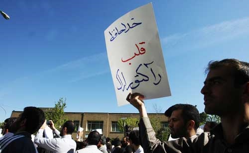 تجمع تعدادی از معترضان توافق لوزان مقابل مجلس/// منتشر شود///