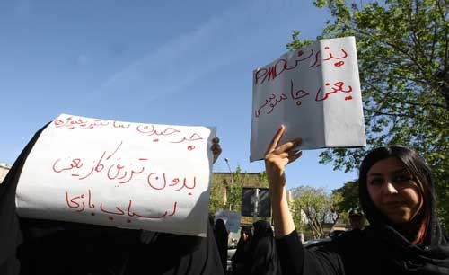تجمع تعدادی از معترضان توافق لوزان مقابل مجلس/// منتشر شود///