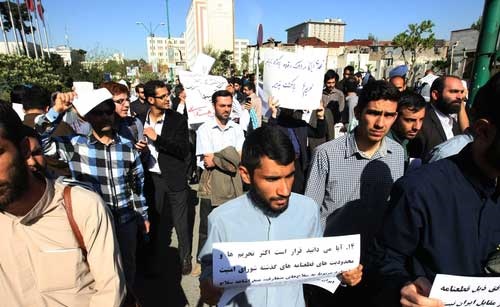 تجمع تعدادی از معترضان توافق لوزان مقابل مجلس/// منتشر شود///