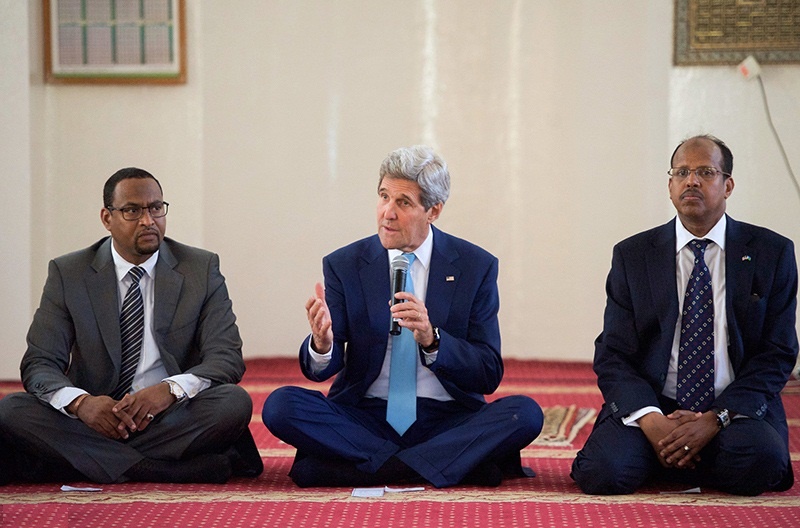 جان کری، بدون کفش در مسجد