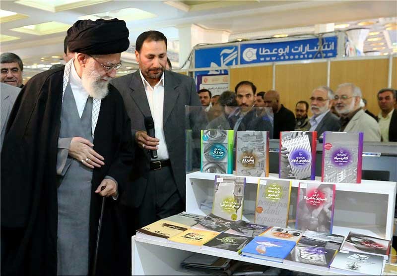 لحظاتی از بازدید رهبر معظم انقلاب از نمایشگاه کتاب تهران