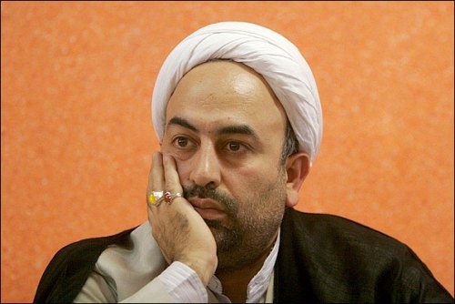 اعتراض زائری به پوشش خبری بازدید رهبری از نمایشگاه کتاب/ خدایا آقا را از اسارت چند نفر محدود آزاد کن