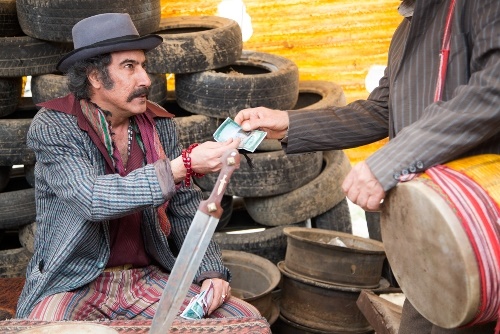 انتشار نخستین عکس‌های سیامک صفری در «دندون طلا»