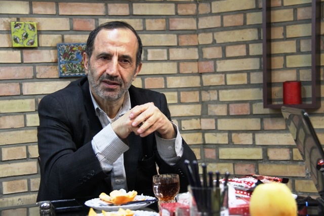 کنایه یک اصولگرا به دست و پا زدن احمدی نژاد برای کاندیداتوری در انتخابات ۱۴۰۰: رجزخوانی می‌کند / نباید در زمین او بازی کرد 