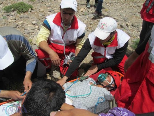 نجات کوهنورد لرستانی توسط تیم امدادگران شهرستان ازنا در ارتفاعات اشترانکوه
