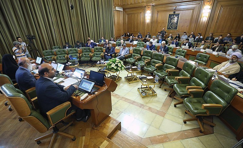 دعوا در شورای شهر/ وزیر مخابرات احمدی نژاد: 10 نفرتان را حریفم/ تهرانی ها گرمخانه نمی خواهند