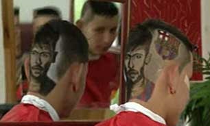 آرایشگری که تصاویر فوتبالیست‌ها را روی سر می‌تراشد