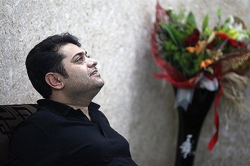 خواننده مبتلا به سرطان روی صحنه می‌‌خواند
