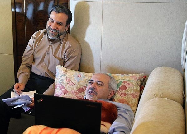 ظریف بستری شد/ وزیر محبوب روحانی روی تخت بیمارستان!