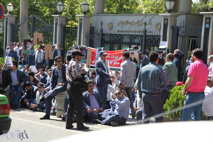 گزارش تصویری تجمع کارمندان موسسه منحل شده میزان در خیابان میرداماد