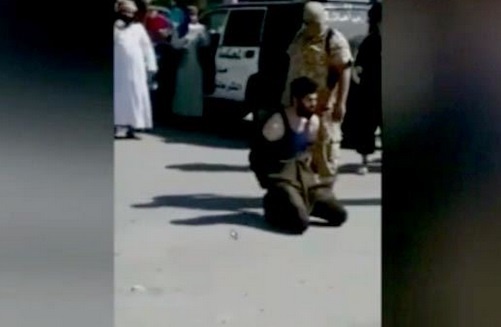 گردن زدن یکی از سران النصره مقابل کودکان