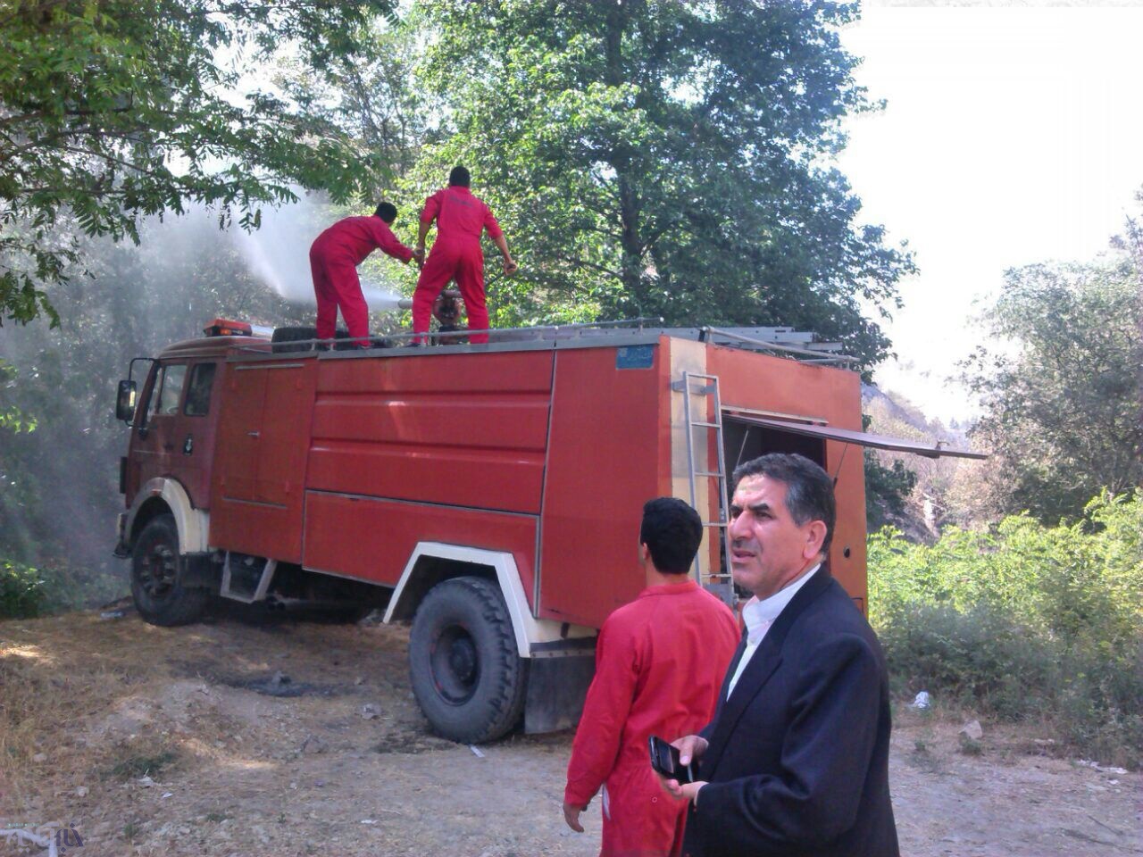مشارکت آتش نشانان بندر نوشهر در مهار آتش سوزی عرصه های جنگلی منطقه کجور