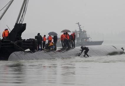 یک کشتی با ۴۵۶ سرنشین در چین غرق شد، فقط ۱۴ نفر نجات پیدا کردند