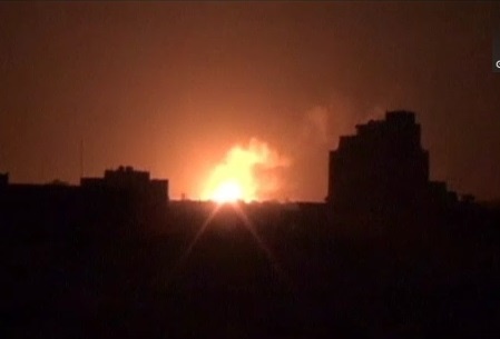 تصاویری از حملات هوایی جنگنده‌های سعودی به عدن و صنعا