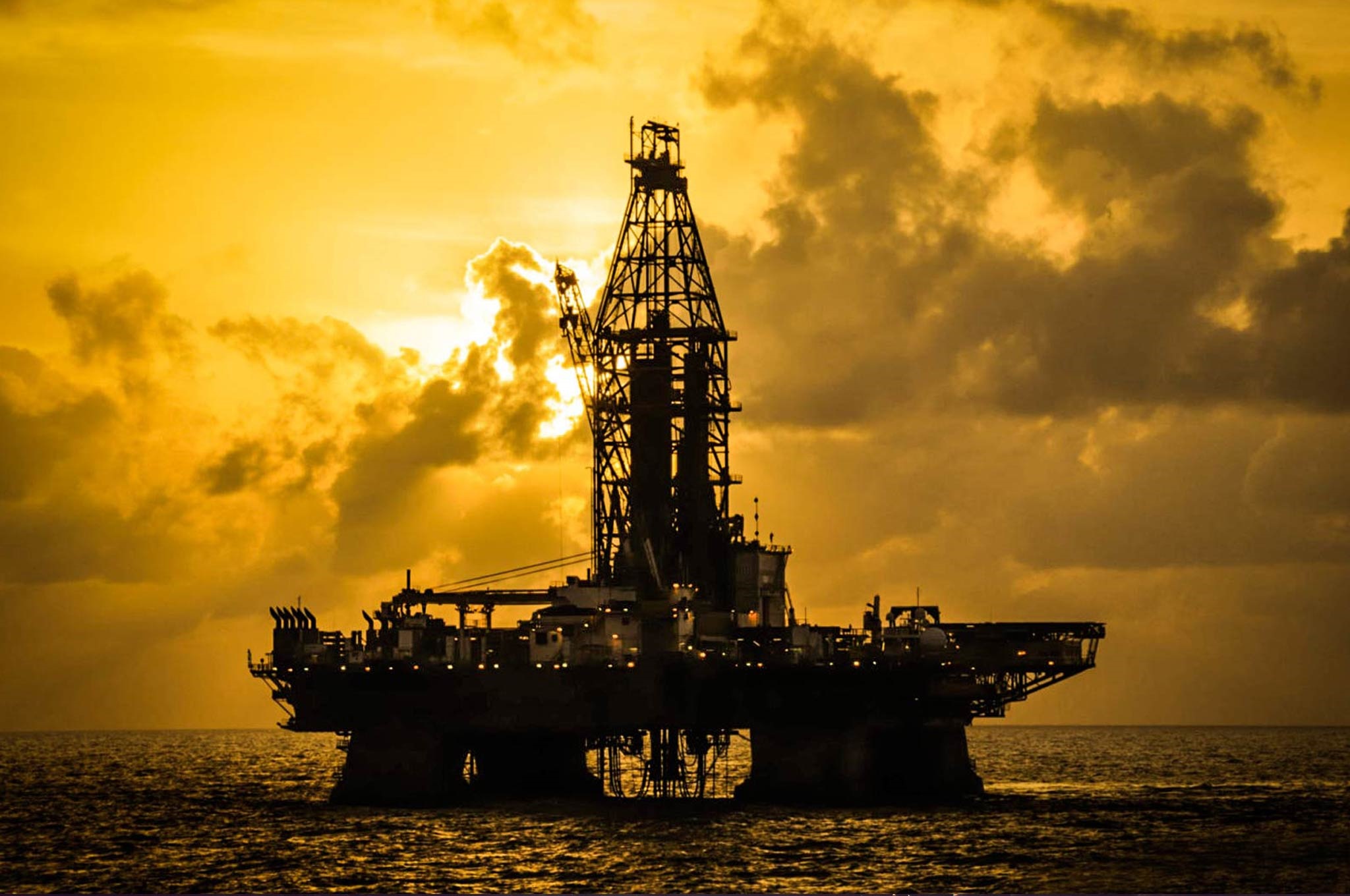Страны персидского залива нефть. Нефтедобывающая платформа персидский залив. Добыча нефти в персидском заливе. Персидский залив добыча нефти и газа. Нефтяные вышки в персидском заливе.