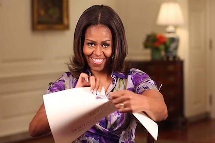 همسر اوباما تابلو هشدار عکس برداری ممنوع را پاره کرد