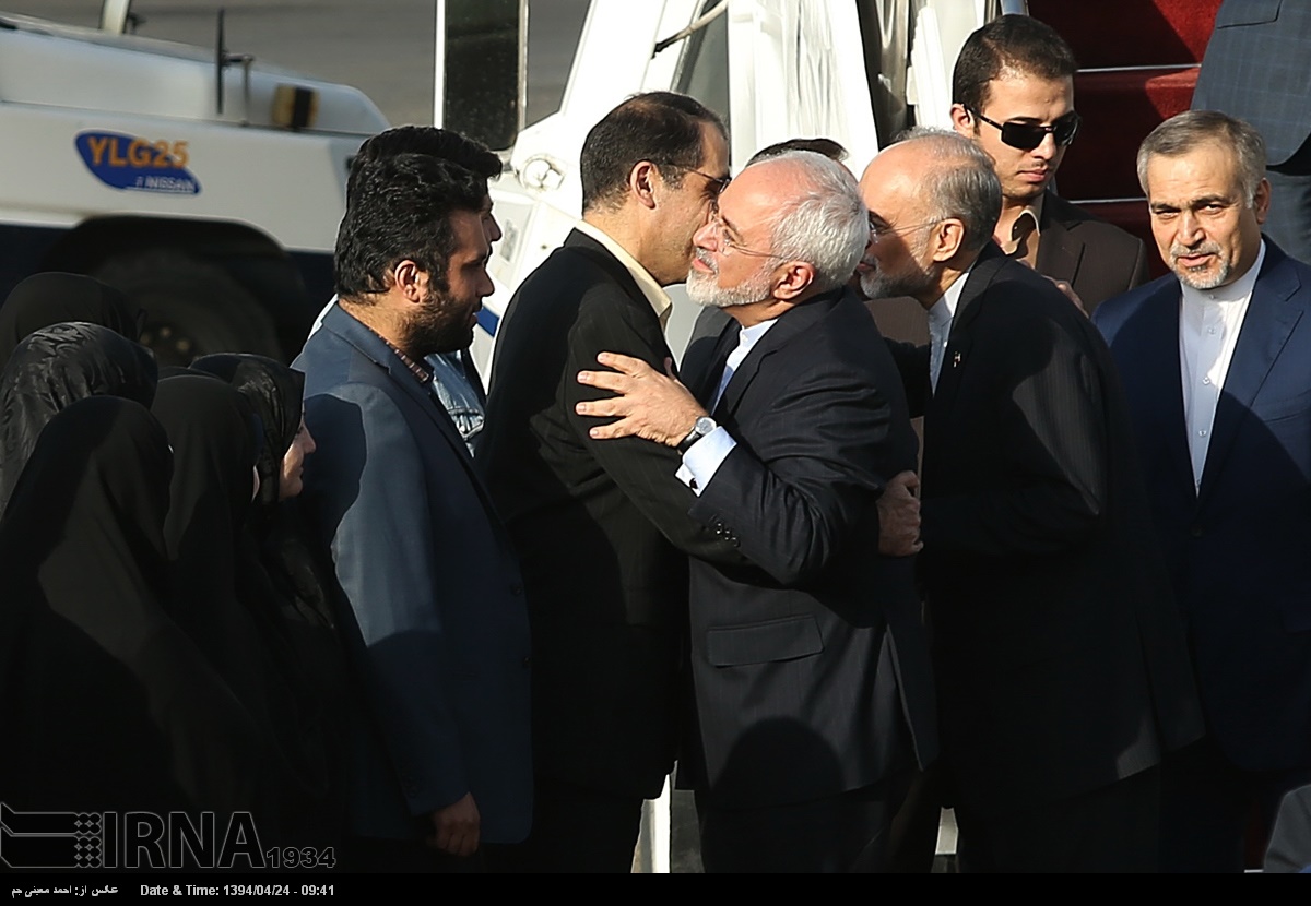 چه کسانی در فرودگاه از ظریف استقبال کردند؟