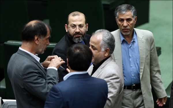 بازگشت تعدادی از نمایندگان استان فارس به مجلس/ اعضای شیرازی هیات رئیسه کنار لاریجانی نشستند
