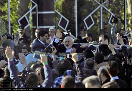 استقبال مردم مشهد از وزیر امور خارجه و اعضای تیم مذاکره کننده هسته ای