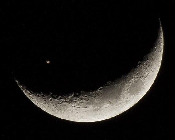 نمای دیدنی ایستگاه فضایی درمیان هلال ماه