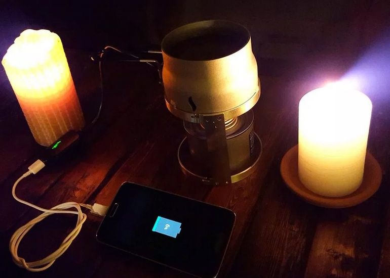وسط بیابان یا کوهستان با این شمع عجیب، موبایل خود را روشن کنید!