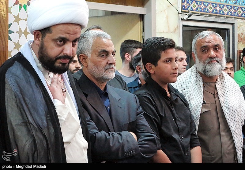 تصاویری از حضور سردار سلیمانی، احمدی نژاد و محمود کریمی در یک مراسم ترحیم