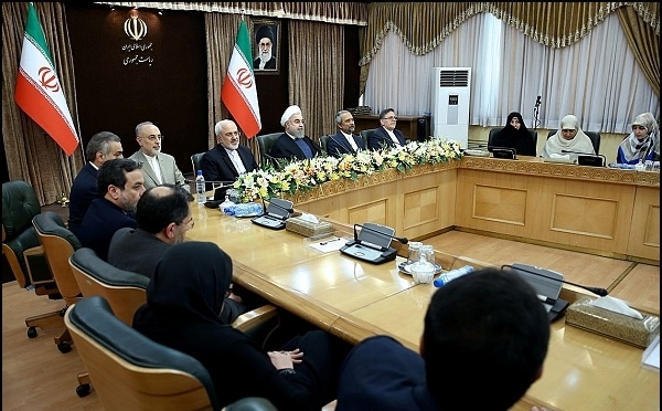 روحانی در دیدار با خانواده اعضای تیم هسته‌ای:حمایتها و هدایت رهبر معظم انقلاب بزرگترین سرمایه ما بود