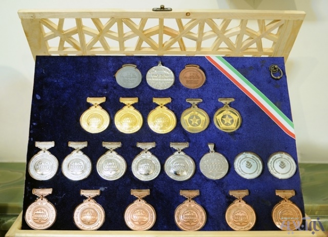 مدال هایی که امروز تقدیم رهبری شدند/ عکس