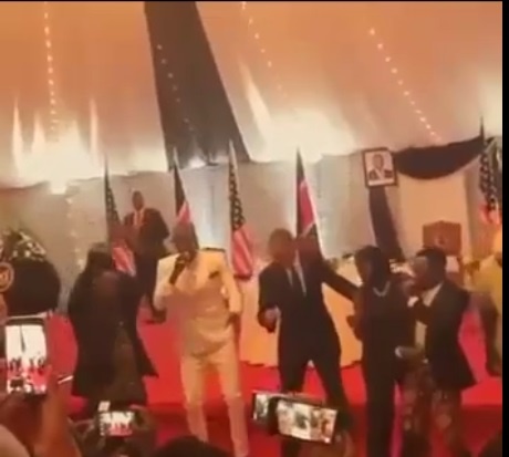 اوباما در زادگاه پدری رقصید