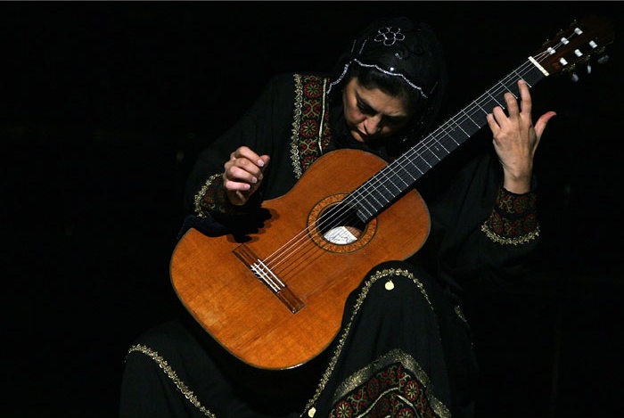 اولین زن ایرانی که در جهان دکترای گیتار گرفت/عکس