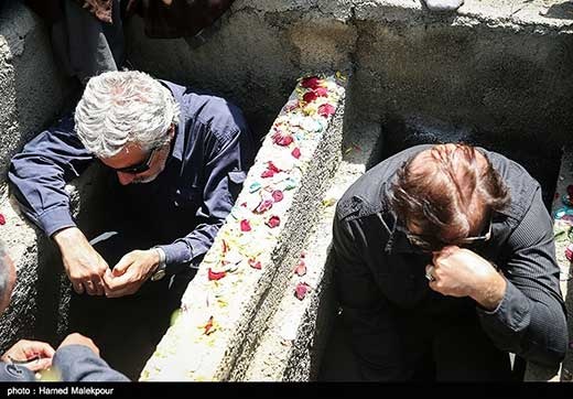 دو کارگردان مشهوری که قبل از تدفین شهدای غواص در قبر حاضر شدند/ عکس