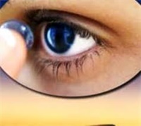 از چشمان دختر دهلرانی به جای اشک بلور شیشه ای خارج می شود