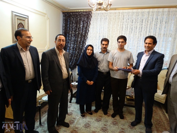 مدیر کل آموزش و پرورش لرستان از برترین های کنکور سراسری 94 تجلیل کرد مدیر کل آموزش و پرورش لرستان از برترین های کنکور سراسری 94 تجلیل کرد
