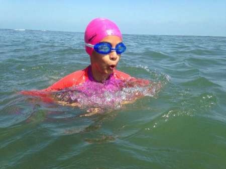 دختر 10 ساله اهل انزلی، رکورد شنا در آب های آزاد آسیا را شکست