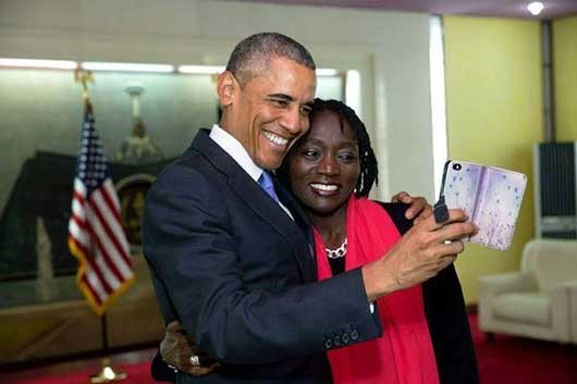 اوباما در حال سلفی گرفتن با خواهر آفریقایی‌اش/ عکس