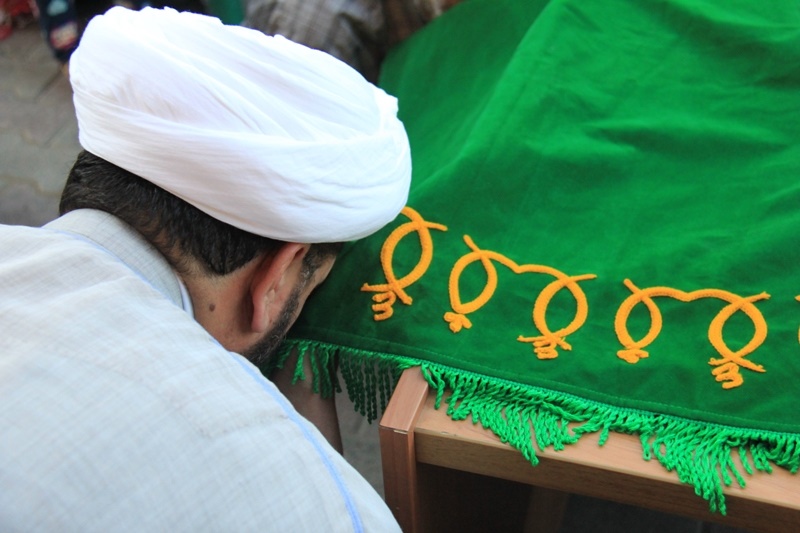 امام جمعه ارومیه در دیدار با خادمان رضوی : بودن حرم امام رضا(ع) در ایران از الطاف الهی است