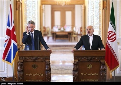 ظریف: اختلاف نظرها از راه گفت و گو قابل حل است/ هاموند: ایران کشوری مهم در منطقه بی ثبات خاورمیانه