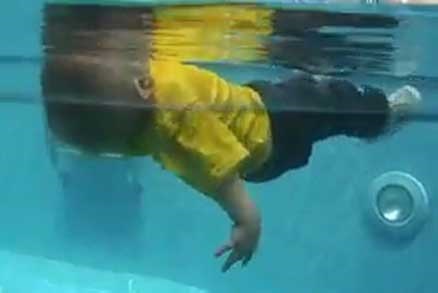 شنای حرفه‌ای این کودک خردسال را ببینید