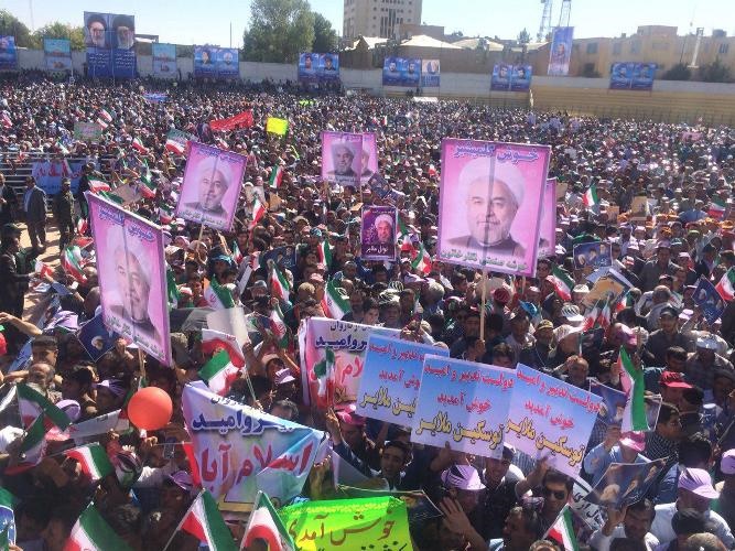 شعارهای همدانی ها در استقبال از رئیس جمهور/ محبوب هر ایرانی، دکتر حسن روحانی