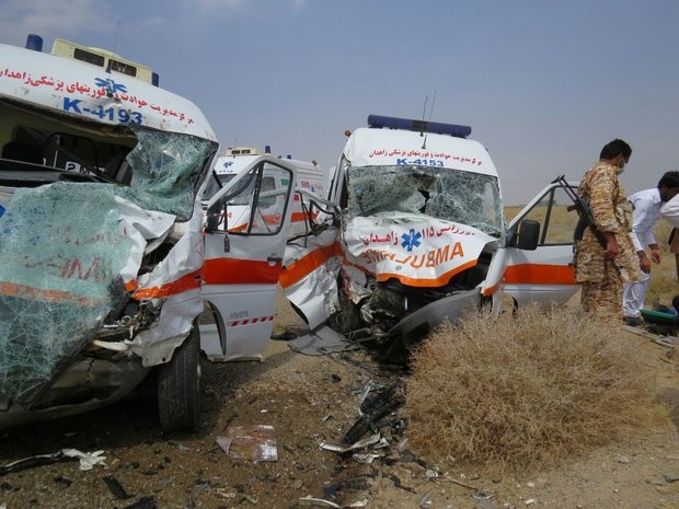 تصادف دو آمبولانس در خاش/ یک کشته و ۳ مصدوم/ عکس